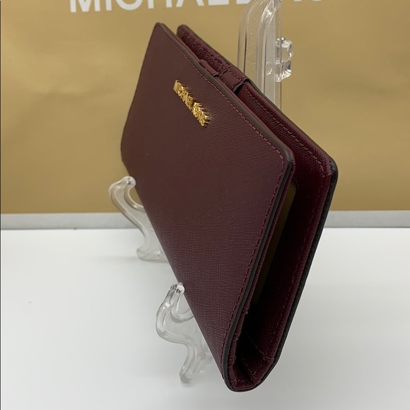 Michael Kors Jet Set Travel Md Flt Slm Bfld Merlot - Picture 3 of 16